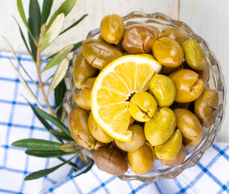 cracked-green-olives-cracked-green-olives-with-lemon-turkish-style-olive-turkish-name-kirma-zeytin_693630-13717.jpg (94 KB)
